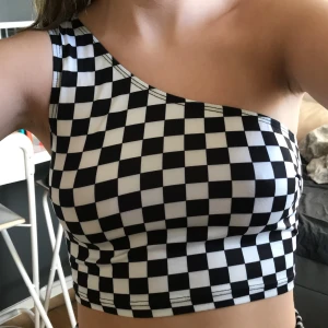 Dret snygg tröja - Hej på er, säljer denna jätte fina tröja jag precis fått hem men känner att den sitter för tajt och då kommer den inte komma till användning. Så känns bättre att någon annan får denna snygga tröja. Frakten ligger nog på ca 20/30 kr. Hör av er vid frågor.