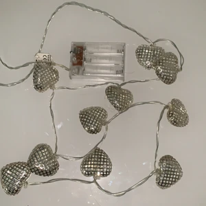 Ljusslinga  - En väldigt fin ljusslinga som är väldigt mysigt att ha. Batteri för man köpa själv men annars är den helt klar! Säljer den för att det it får plats i mitt rum då jag ska flytta.💡💗💗