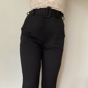 Byxor i storlek XS - Byxor ifrån Gina Tricot. Nypriset var ca 300 kr och säljer nu för 100 kr. Använd ett fåtal gånger. Kan mötas upp eller skicka.