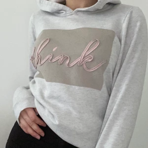 Hoodie med text - Väldigt mysig. Använd med än 10 gånger men bra skick. Nypris: okänt