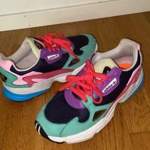 Adidas Falcon  - Säljer min snygga Adidas Falcon skor i storlek 40! Säljer dem på grund av att storleken är för liten för mig, därmed är de knappt använda och i ett fint skick!😍 Köparen står för fraktkostnad! Nypris: 999kr