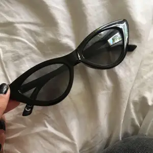 Snygga Cat-eye solglasögon från Monki, aldrig använda :) 