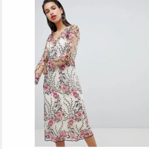 Klänning storlek S - Världens finaste! Kom tyvärr inte till användning då eventet ställdes in. Därför är lapparna kvar på