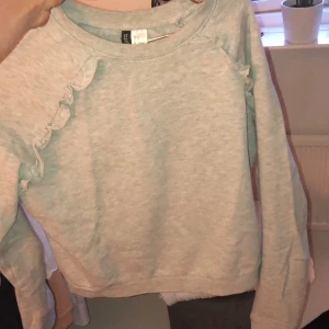 Tröja - En grå tröja från H&M. I storlek M men är liten i storleken! Frakt ingår ej i priset!