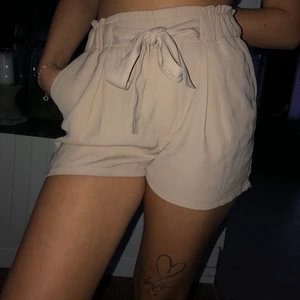 Shorts från bikbok! 🩳  - Såå fina kostymshorts från Bikbok, oanvända. De sitter jättebra på, är sköna o inte genomskinliga!! Nypris: 349kr