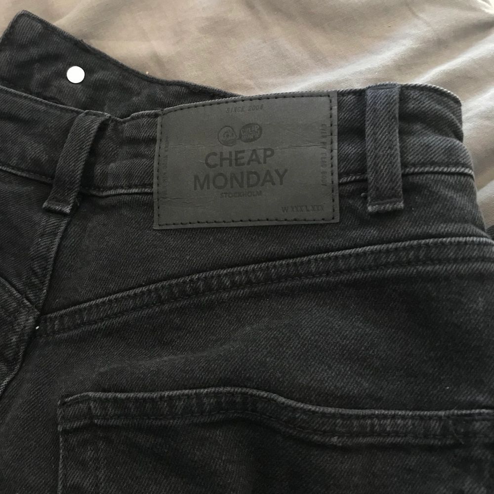 Köptes från tise, men har andra mom jeans som jag använder mer, jag är normalt en s så de är lite stora på mig , skulle säga att det passar en m bra ☺️ måtten är 30x32. Jättefint skick, fraktkostnad tillkommer. Jeans & Byxor.