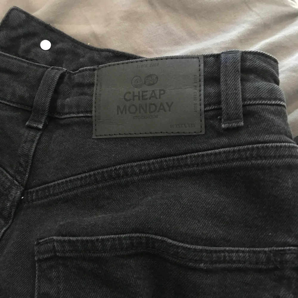 Köptes från tise, men har andra mom jeans som jag använder mer, jag är normalt en s så de är lite stora på mig , skulle säga att det passar en m bra ☺️ måtten är 30x32. Jättefint skick, fraktkostnad tillkommer. Jeans & Byxor.