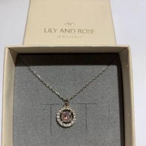 Lily and rose halsband - Nytt Lily and rose halsband i modellen ”miss Miranda” och färgen ”silk”.  ( har likadant armband, skriv privat om du är intresserad!)       flera intresserade blir det budgivning💘.   120kr+ frakt.