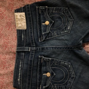 True Religion jeans!! - Supersnygga jeans från True Religion! Storlek 25 men passar allt mellan 24-27 (jag är vanligtvis 27) 💕 går förbi benen på mig som är 1,65 cm lång! Lite slitningar längst nere vid benen men inget som syns direkt, skriv för fler bilder! Pris kan diskuteras!