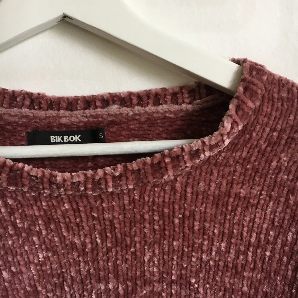 Suupermysigt tröja från BikBok i gammelrosa färg och lite ”glansigt” material vilket ger tröjan lite ”skimmer” i ljus. Tröjan är i nyskick, bara använd några gånger! Kan mötas upp i Lund eller posta☺️ . Tröjor & Koftor.