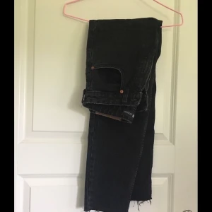 Mom Jeans från zara  - BUDA!                                                    Säljer tyvär dessa supersnygga svarta mom jeans från zara då de är för små för mig. Jeansen är högmidjade och har slitningar vid foten i modellen som är populärt. De är i bra skick👍Startbudet: 160kr