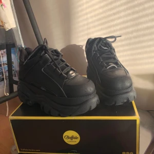 Buffalo London - svarta buffalo 