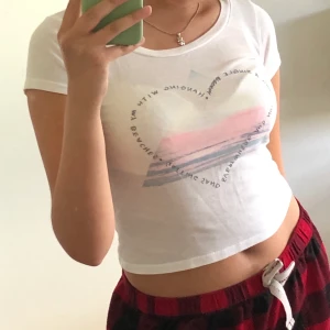 Babytee vit - Croppad tröja från hollister! skriv för fler bilder!! Pris kan självklart diskuteras🥰