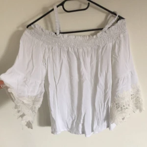 Blus med spets - Använd fåtal gånger, storlek 34 