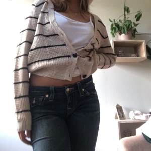 Stickad kofta - Stickad kofta från Only! Använd fåtal gånger! skriv för fler bilder!! Pris kan självklart diskuteras🥰