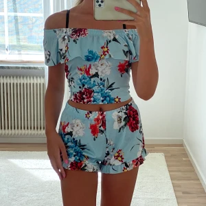 Set - Jättegulligt set från Gina, aldrig använt. Köparen står för frakt. Jag säljer även ett likadant set i annan färg, gå gärna in och kika🥰