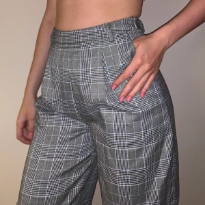 Kostymbyxor  - Helt oanvända (förutom på bilden) vida kostymbyxor köpta på asos🤍 Rutiga samt super snygga och säljs då de inte kommer till användning!🌷 passformen är som en S-xs skulle jag säga och frakten ingår!