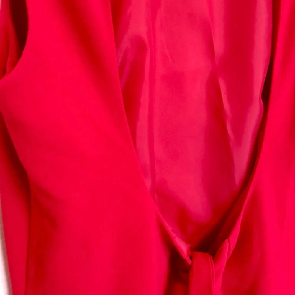 Frakt ingår!   Härlig röd cocktailklänning från ASOS. Ganska kort, hög i halsen, och min favvodetalj: öppen rygg med band att knyta en rosett. Väldigt välsydd och lyxig med lite tjockare tyg utåt och silkig underklänning. Använd 2ggr, är en liten 38a. . Klänningar.