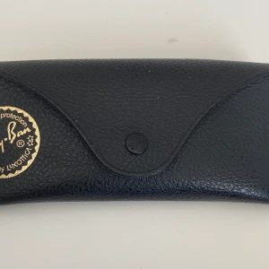 Ray-Ban Aviator  - Svarta Ray-Ban Aviator.  Strl Medium Använda ett fåral gånger. Mycket fint skick. Köpta på Synsam 1690:-  Kan skickas mot porto.