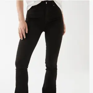 Supersköna svarta bootcut jeans från gina i storleken M. De är i strechigt material och har bara använts ett fåtal ggr. ordinarie pris 399kr. 
