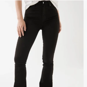 bootcut jeans gina - Supersköna svarta bootcut jeans från gina i storleken M. De är i strechigt material och har bara använts ett fåtal ggr. ordinarie pris 399kr. 