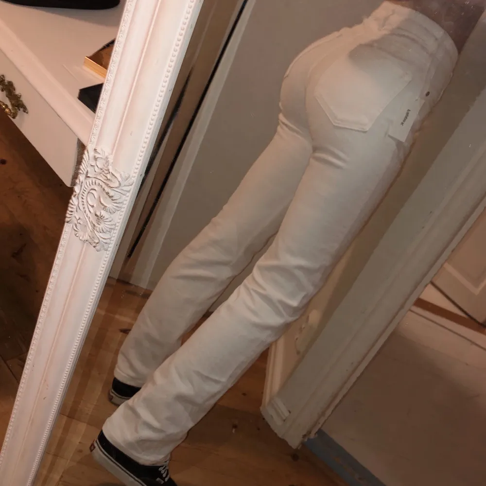 Säljer dessa långa vita raka jeans, nypris 1700kr. Slutsålda för längesen men har aldrig använt dessa.  Älskar dem men de är tyvärr något för stora för mig🖤 . Jeans & Byxor.