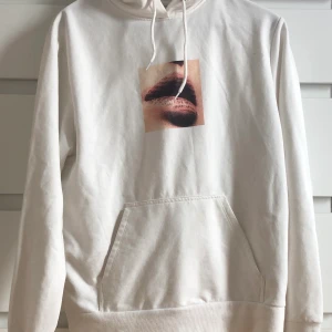 Hoddie - En skön hoddie med tryck! Säljs för att den bara ligger och tar upp plats i garderoben, använts ett par gånger men är ordentligt tvättad. Fläckfri 