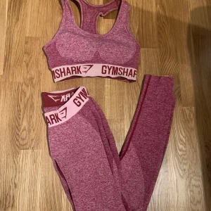 Gymshark Flex Set  - Säljer detta set från Gymshark ur kollektionen Flex. Färgen finns inte längre kvar på hemsidan.   Storlek på setet: S  Nypris toppen: 350kr Nypris byxorna: 550kr  Säljer hela setet för 650 kr  Köparen står för frakten!  