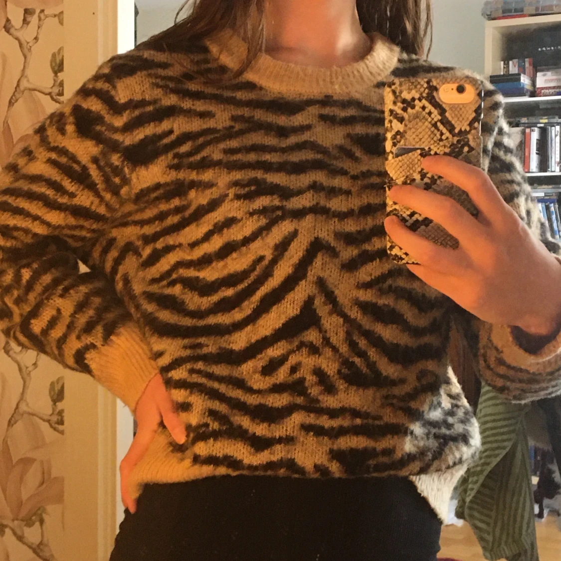 Stickad tröja tiger