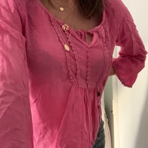 Blus - Säljer denna jättefina rosa blusen. Frakt tillkommer 🤩💗