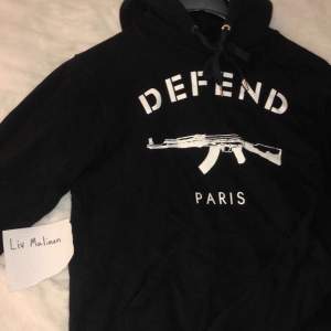 Säljer denna Defend Paris hoodie jag köpte för något år sedan, har tyvärr inte kommit till så mycket avändning. Otroligt bra skick och superbekväm. Storlek S (man). 