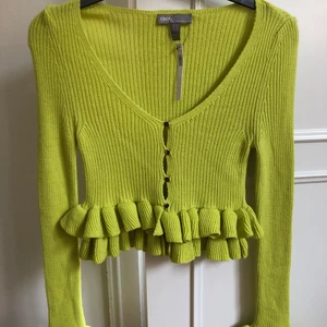 Trendig grön kofta  - Trendig grön kofta från ASOS! Aldrig använd lapp kvar. Storlek 36 