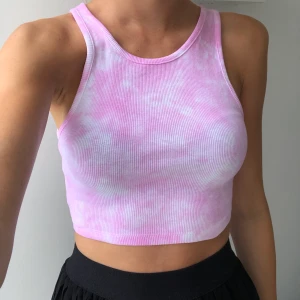 Tiedye linne 16: - Ett supersnyggt tie-dye färgat linne i en croppad modell. Har aldrig använt så det är nyskick. Frakt tillkommer på 25kr. Eftersom dessa linnen är väldigt populära och många vill köpa är det viktigt att man kan swisha direkt! :) se min profil för fler!!