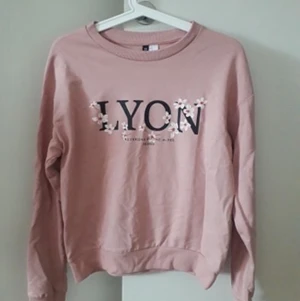 Tröja  - Köpt från hm, aldrig använd. Strl S. Fraktar men då tillkommer frakt kostnad på 22kr.