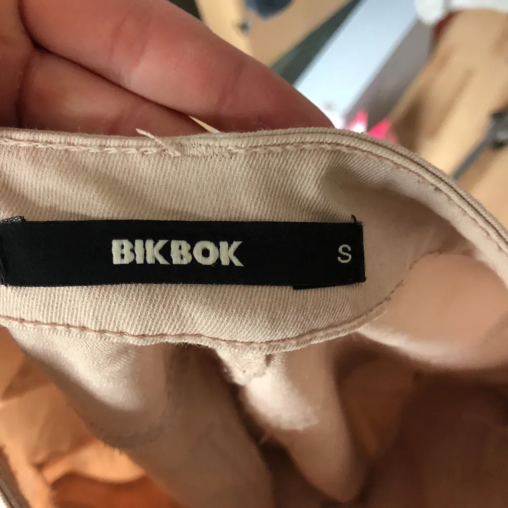 Ett par ljusrosa jeans ifrån bikbok i strorlek S. Hyfsat bra skick, dock har några stygn lossnat på den högra fickan som syns på andra bilden och lite trådar på andra ställen men inget som stör. Byxorna har även fickor framtill. Säljer för 50kr + frakt. . Jeans & Byxor.