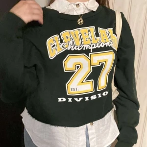 Grön sweatshirt  - En baggy grön sweatshirt med sporttryck på. Den är avklippt och köpt i London. Stl 44 men är supersnygg som stor o baggy.  
