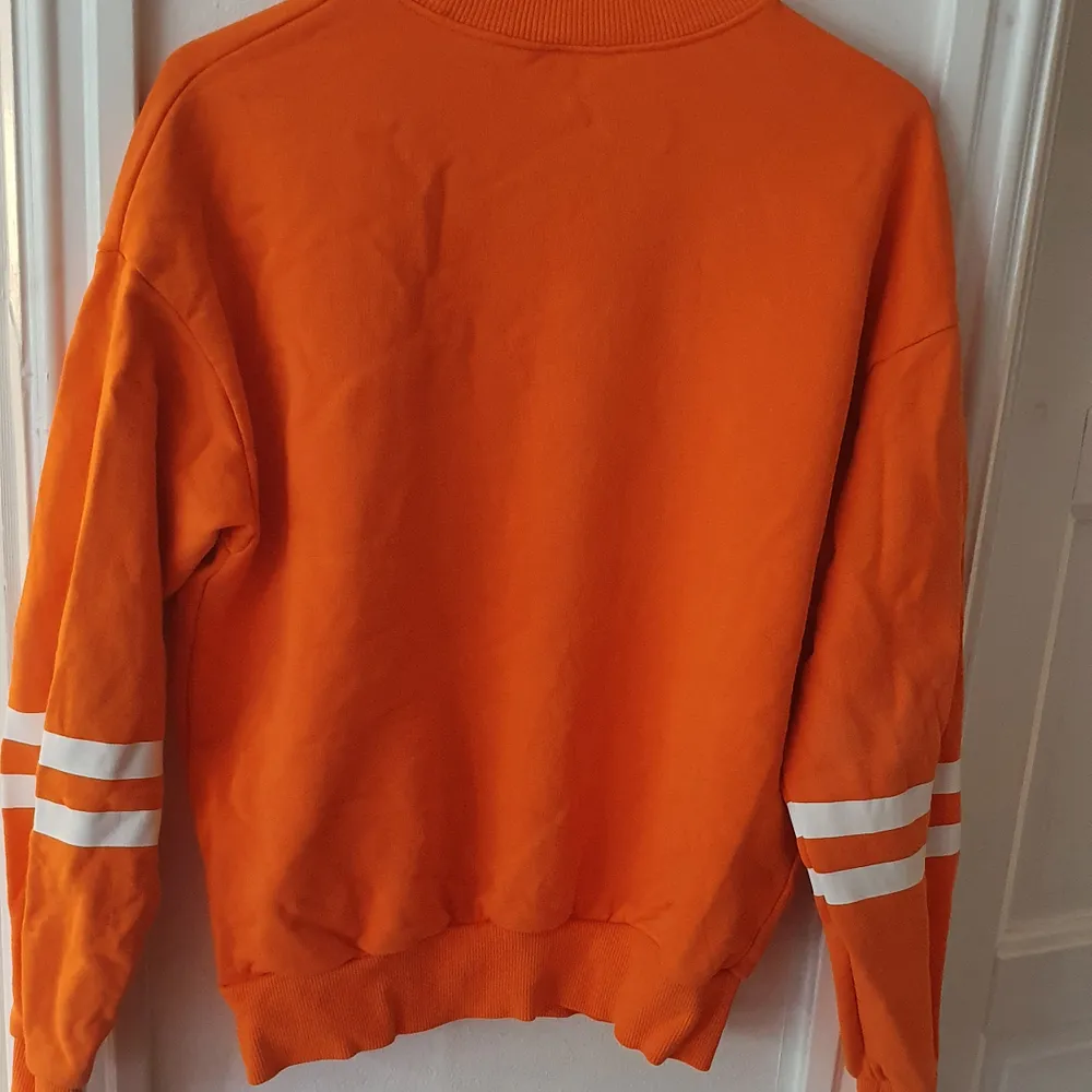 Orange sliten långärmad tröja med tryck ⭐ Från en kompis så vet inte hur använd den är, men fortfarande bra skick 🥰 från Gina Tricot i XS, men väldigt oversized. Säljs då den inte används. Kontakta vid frågor/intresse 💜 frakt inräknad . Tröjor & Koftor.