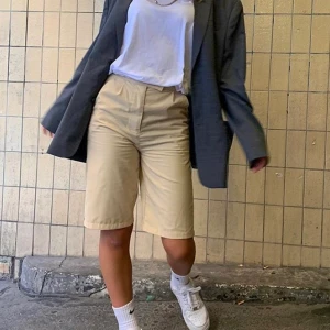 Långa moderna shorts  - Säljer dessa skitsnygga moderna shorts! Helt oanvända, prislappen är kvar, skriv för fler egna bilder! Köpt för 582kr säljer för 220kr, väldigt bra pris! Priset kan diskuteras med, så skriv privat om du är intresserad!!