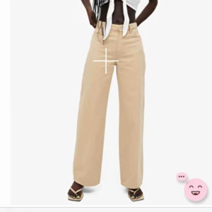  - Beiga jeans från monki. Modellen YOKO. Använda fåtal gånger och är som i nytt skick! Storlek 28♥️ frakt tillkommer