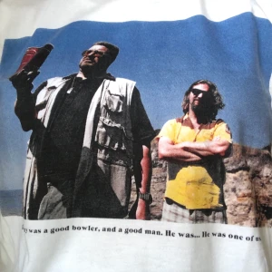 Dedicated t-shirt - Dedicated tisha! Från filmen The Big Lebowski, grym film, grym tröja. Köparen står för frakt, hör av er för fler bilder