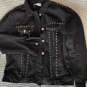 Jeansjacka från Mango - Jeansjacka köpt på Mango i Antwerpen 2018 för ca €50. XS/S men passar även mig som brukar bära m. Supercoola detaljer! Priset går att diskutera :)) köparen står för frakten
