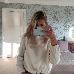 Hoodie - Säljer min super fina beiga hoodie som endast är använd några enstaka gånger, därmed väldigt fint skick! ☺️ På vänster sida står det ”bemoreaware” och i nedre kanten finns det snören som är en väldigt fin detalj! Pris: 100 kr. FRAKT TILLKOMMER💗🧚🏼