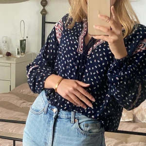 Bikbok blus strl XS - Blus/tröja från Bikbok. Loose material med resårband runt midjan och i slutet av ärmarna. Den har även ett justerbart snöre på framsidan. Köparen står för frakt! 💘 Buda vid intresse!!