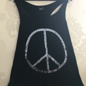 Linne  - Ett fint svart linne från gina tricot med paljetter i storlek S