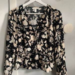 Topp från H&M - I storlek 34. Köparen står för frakten🤗