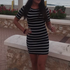 Randig klänning - Superskön och strechig klänning! Perfekt nu under sommaren. Frakt tillkommer