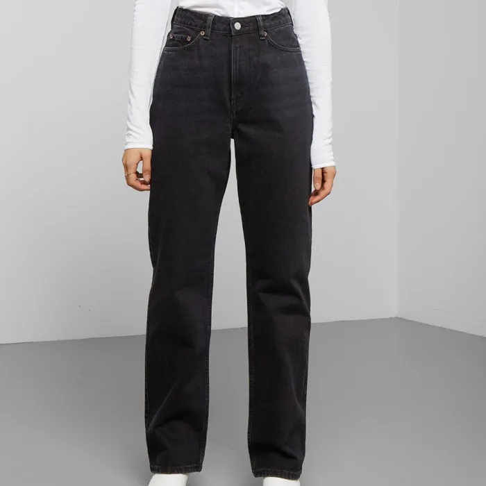 Ett par svarta Rowe jeans ifrån Weekday i strl W25/L32. De sitter jätte bra på mig som är 168cm! De har endast kommit t användning ett fåtal gånger och är som nya. Helt slutsålda! Köpare står för frakt💗. Jeans & Byxor.