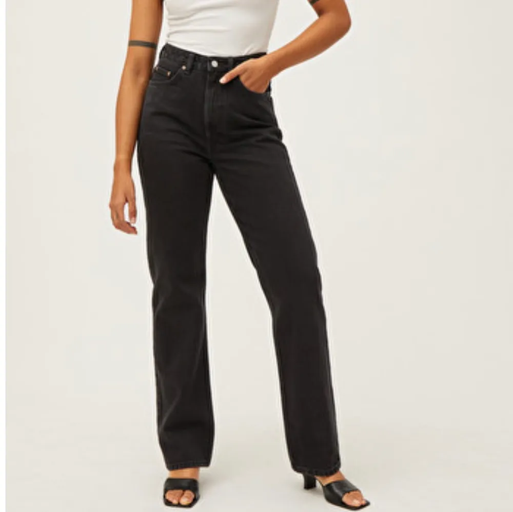 Ett par välanvända lite urtvättade weekday jeans i modellen row! Frakt tillkommer❤️❤️ (lite grå i färgen). Jeans & Byxor.