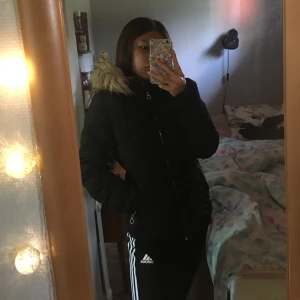 Vinterjacka från only - Säljer min jacka då jag har köpt en ny. Trots att den är använd är den i bra skick. Frågor eller för fler bilder skicka vid dm😊