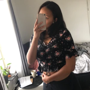 Croppad blus - Croppad blus från hm, använd 1 gång, kan dras åt så den blir en topp typ, bilder kan fås vid intresse. Pris kan diskuteras, köpare betalar frakt ( måste bort annars skänks den)